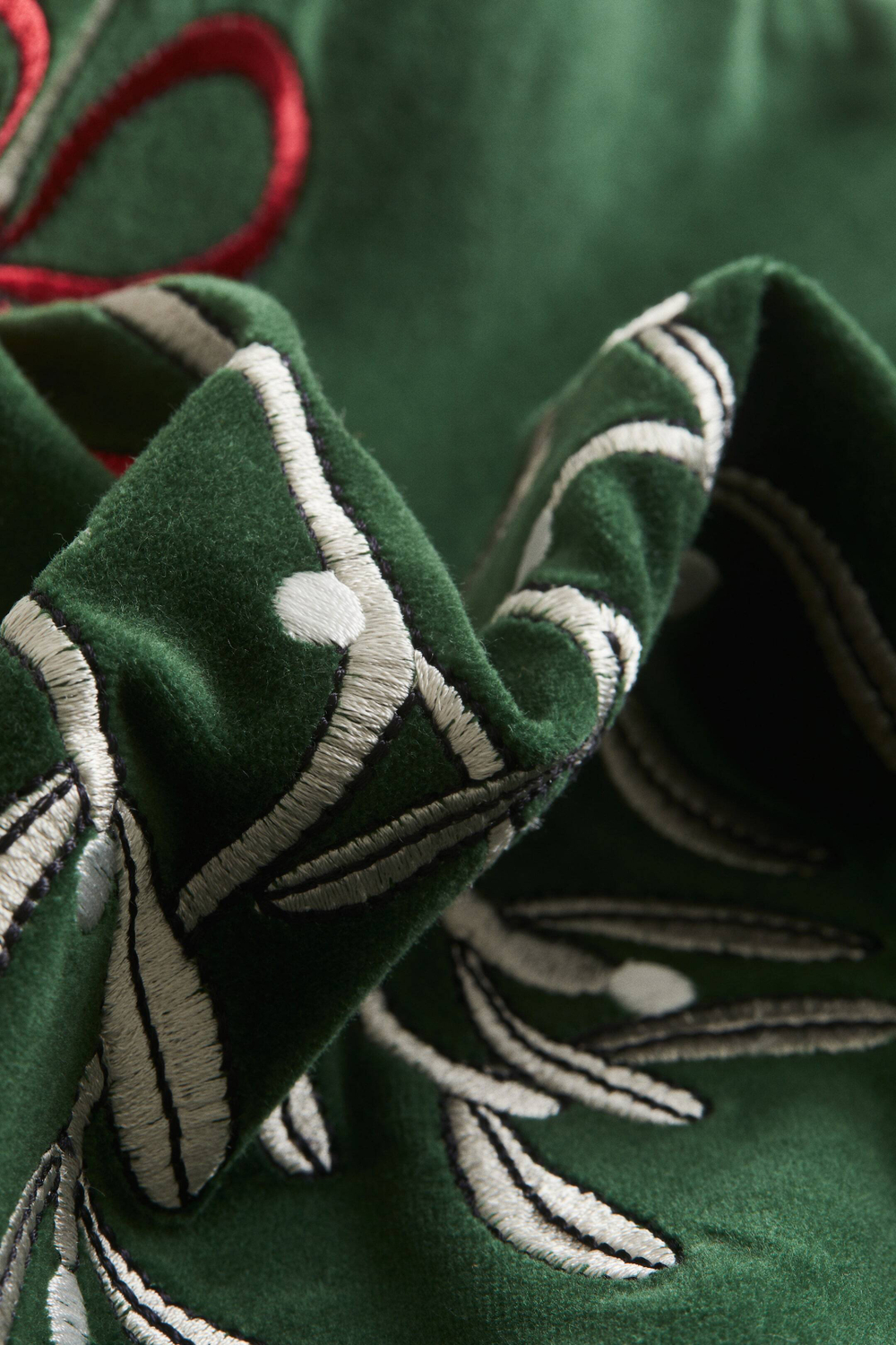 H&M HOME РОЖДЕСТВЕНСКИЙ БАРХАТНЫЙ ЧЕХОЛ НА ПОДУШКУ С ПРИНТОМ, ТЕМНО-ЗЕЛЕНЫЙ