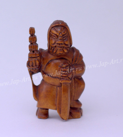 Нэцкэ Воин с мечем и пирамидой