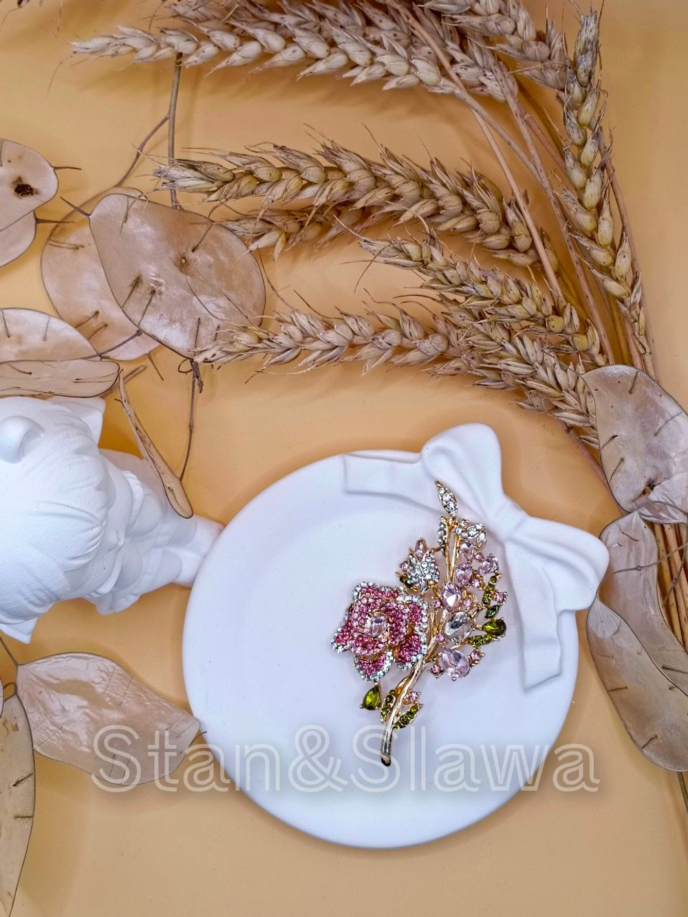 Брошь "Игривая веточка Розы"Выполнена из метала, страз и цирконов.