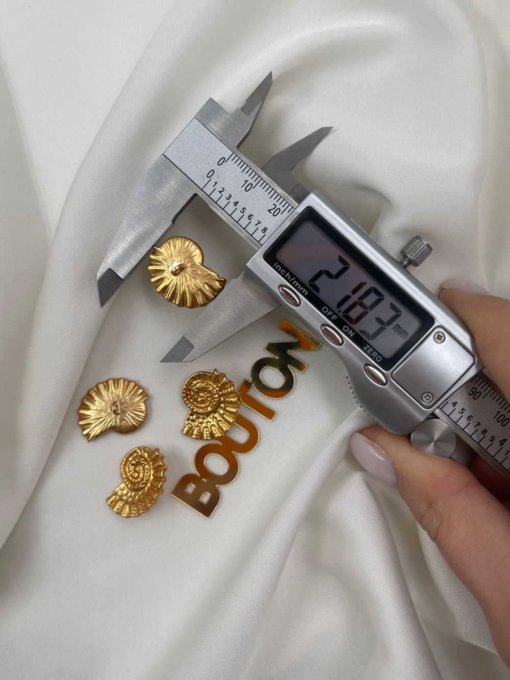 Пуговицы Скиапар. в форме ракушки матовое теплое золото