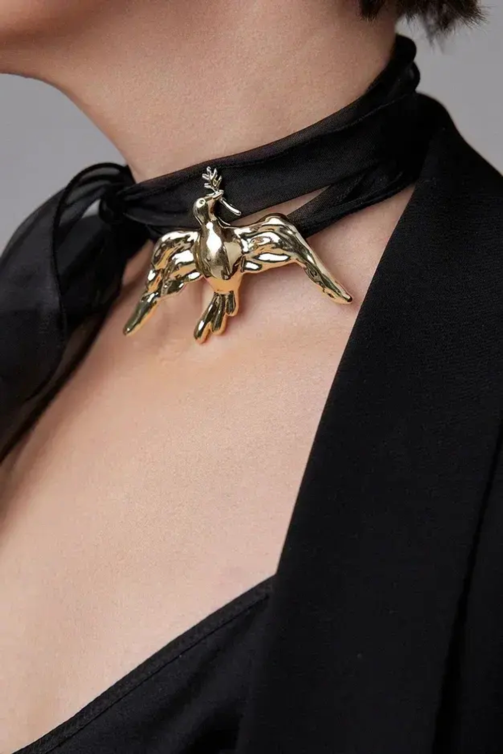 Колье Serenity птица в оттенке золото на черной ленте из органзы