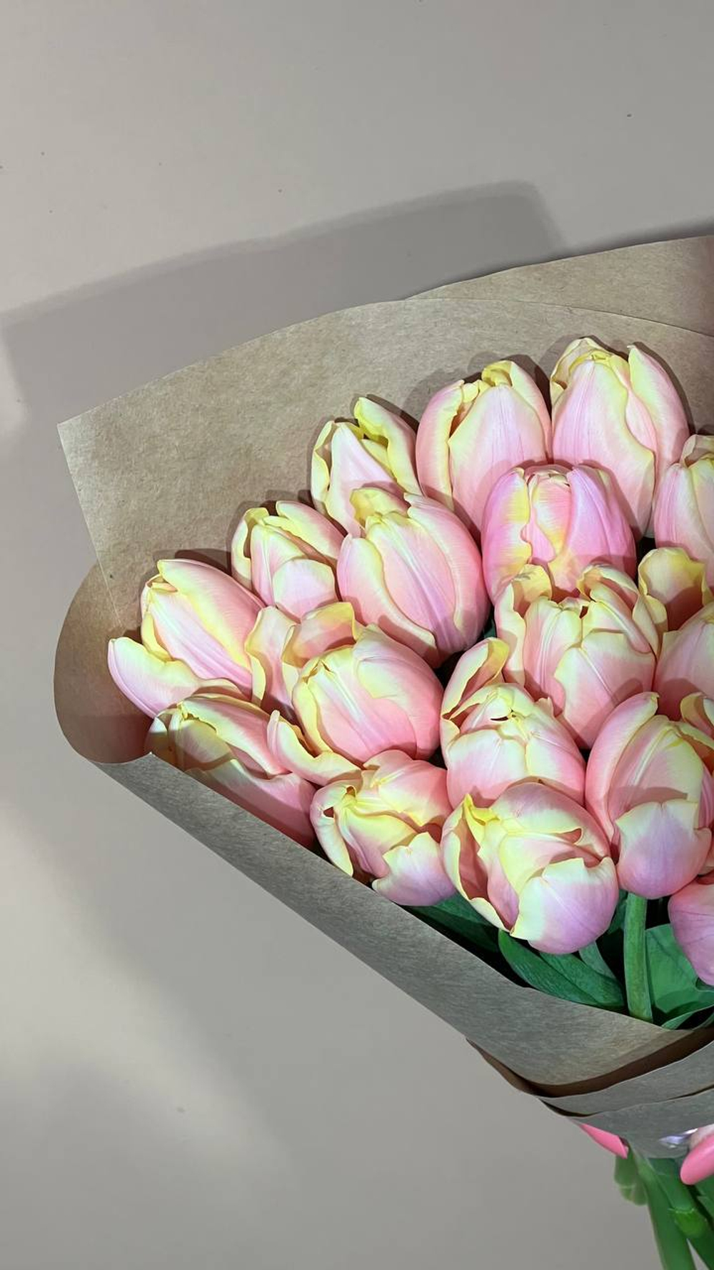 Охапка 20 тюльпанов нежных розовых оттенков