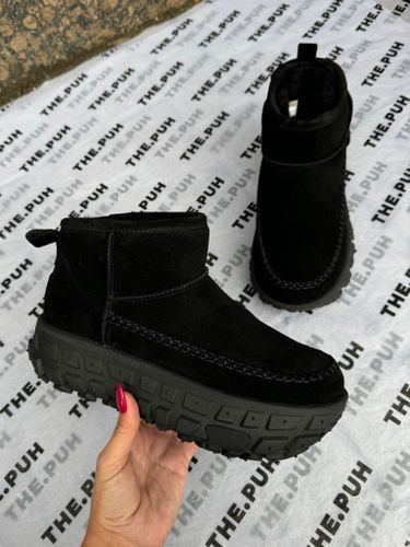 Низкие черные угги на тракторной подошве