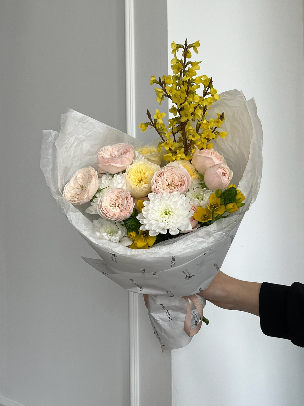 Букет сборный из кустовых пионовидных роз, цветущих веток и орнитогалума
