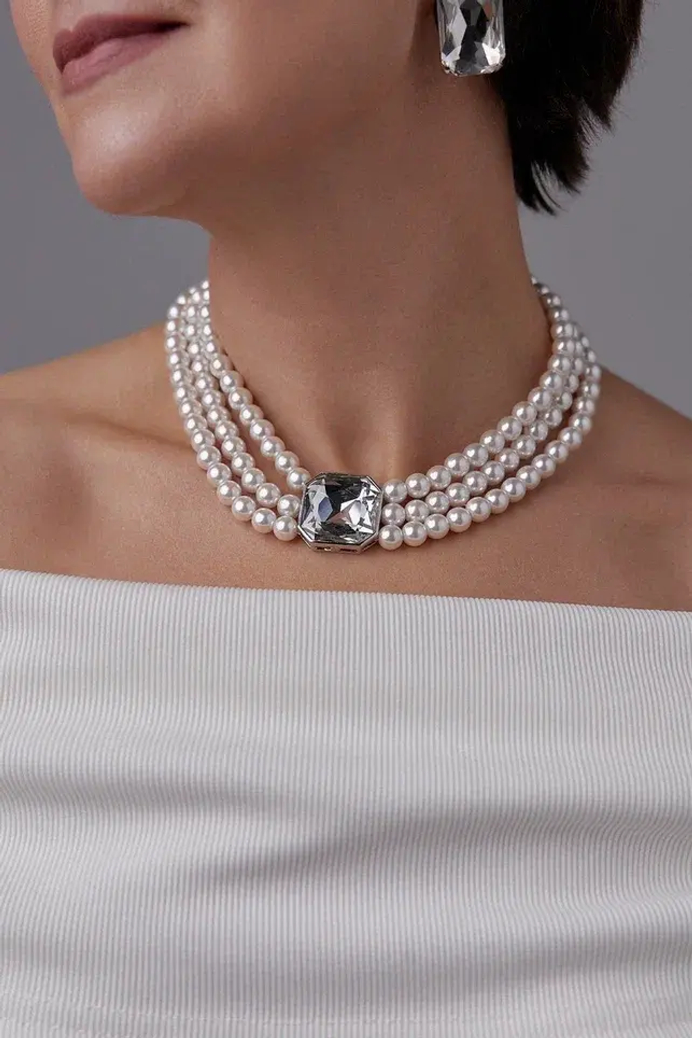 Колье из жемчуга в 3 ряда с кристаллом посередине, оттенок серебро