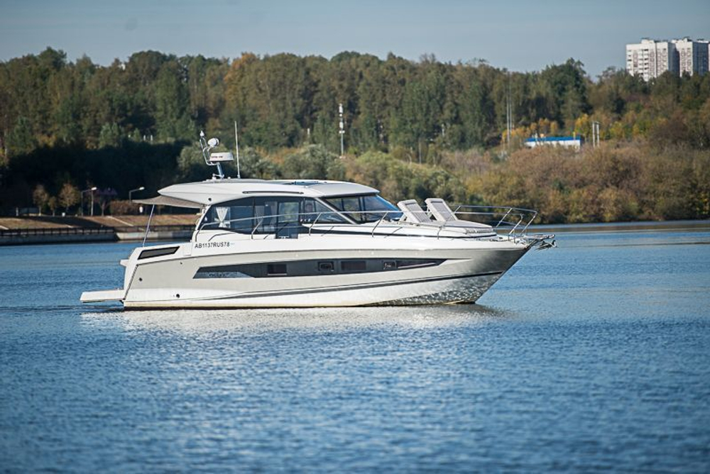 Катер Jeanneau NC 37 с моторами 2х260