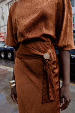 ZARA АТЛАСНАЯ ЮБКА-МИДИ С ЭФФЕКТОМ ЖАТОСТИ, МЕДНЫЙ