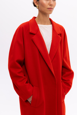 Красное двубортное пальто