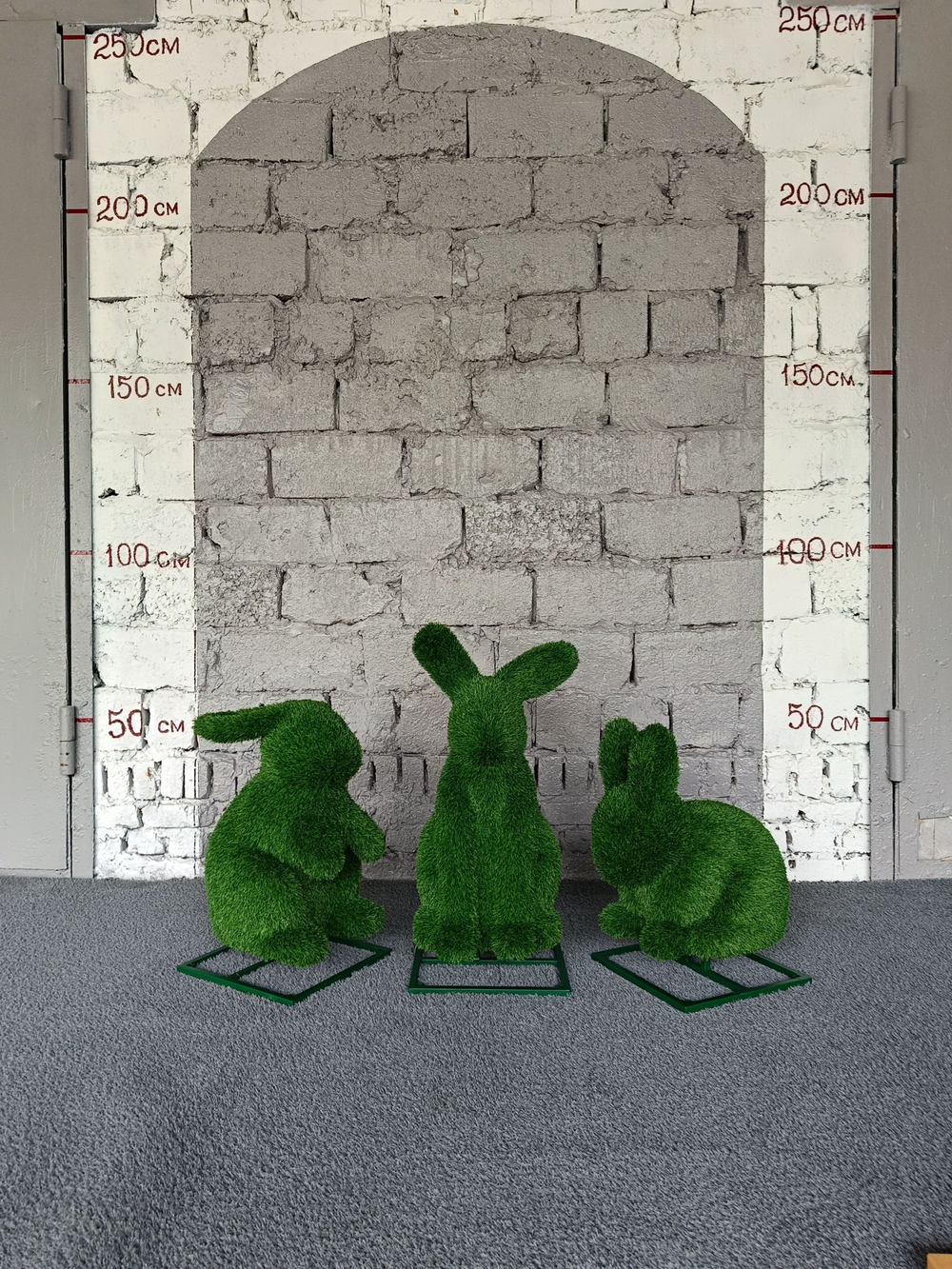 Зайчик сидячий прямо высокий