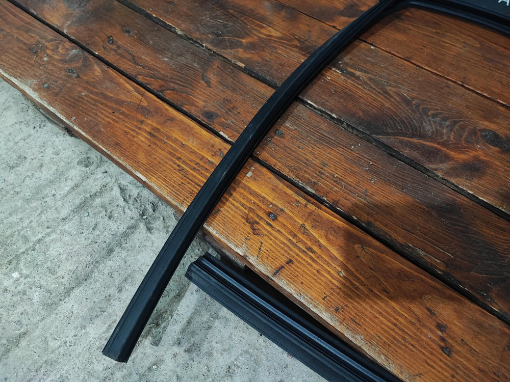 Уплотнитель стекла двери передней правой Toyota Camry (XV70) 17-нв Б/У Оригинал 6814133130