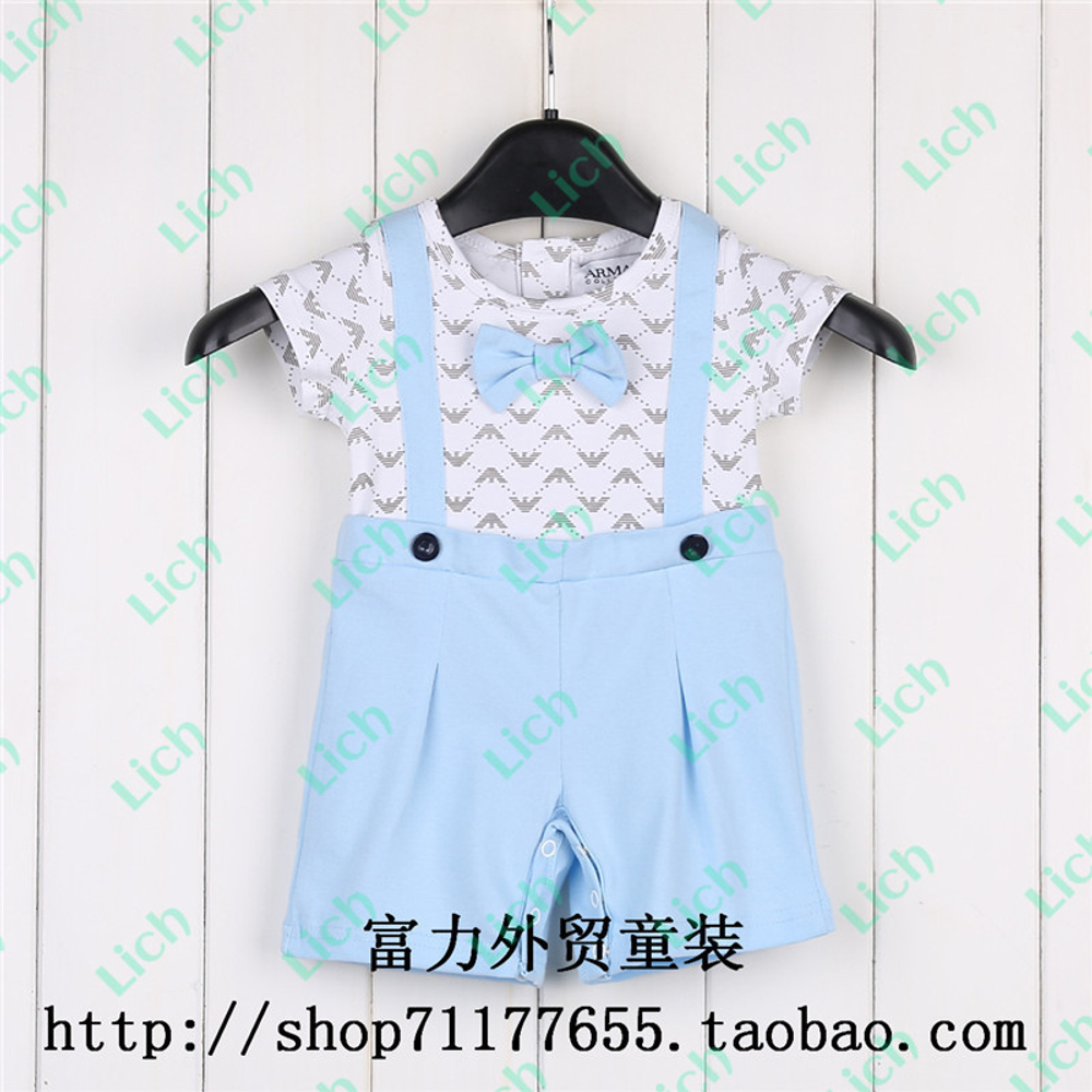 Песочник с контрастной бабочкой и принтами логотипов