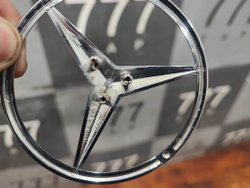 Эмблема крышки багажника Mercedes C-Class (W205) 14-23 Б/У Оригинал A2058174500