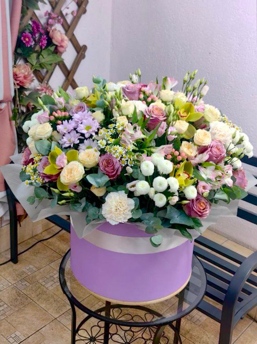 Шляпная коробка с цветами в сиреневой гамме