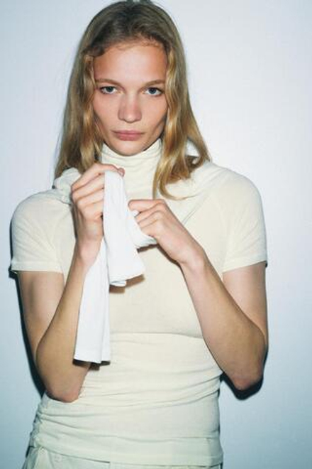 ZARA ФУТБОЛКА АСИММЕТРИЧНОГО КРОЯ С ВЫСОКИМ ВОРОТНИКОМ, БЕЛЫЙ