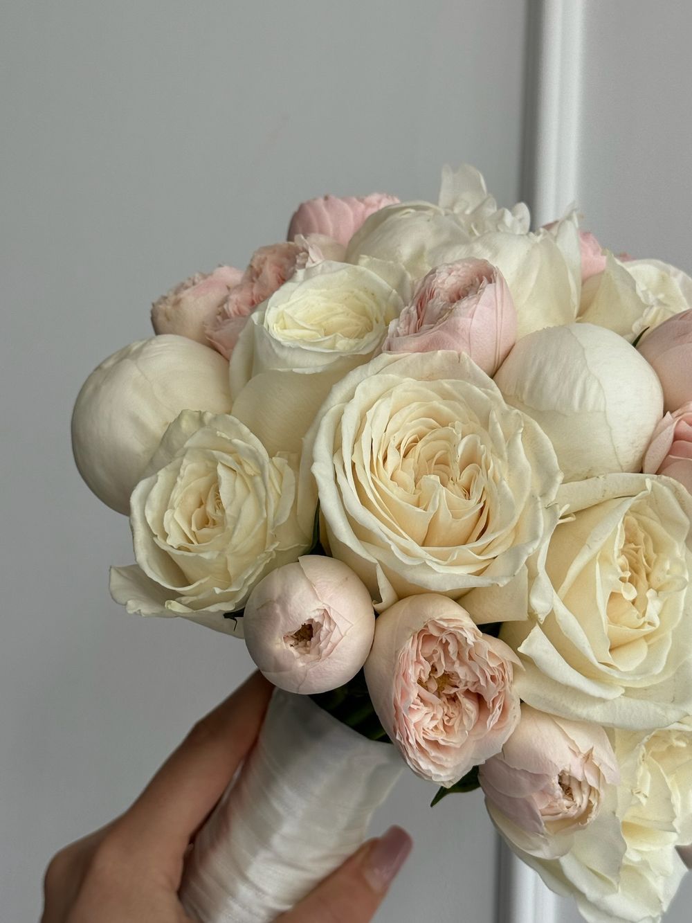 Свадебный букет из пионов, кустовых пионовидных и одноголовых роз