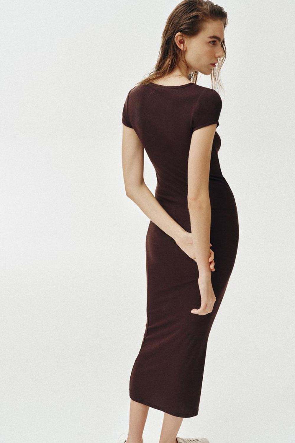 ZARA ДЛИННОЕ ПЛАТЬЕ С КОРОТКИМИ РУКАВАМИ, КОРИЧНЕВЫЙ