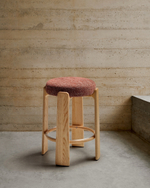 Granite Полубарный табурет из терракотового шенилла и массива ясеня в натуральной отделке 65 см