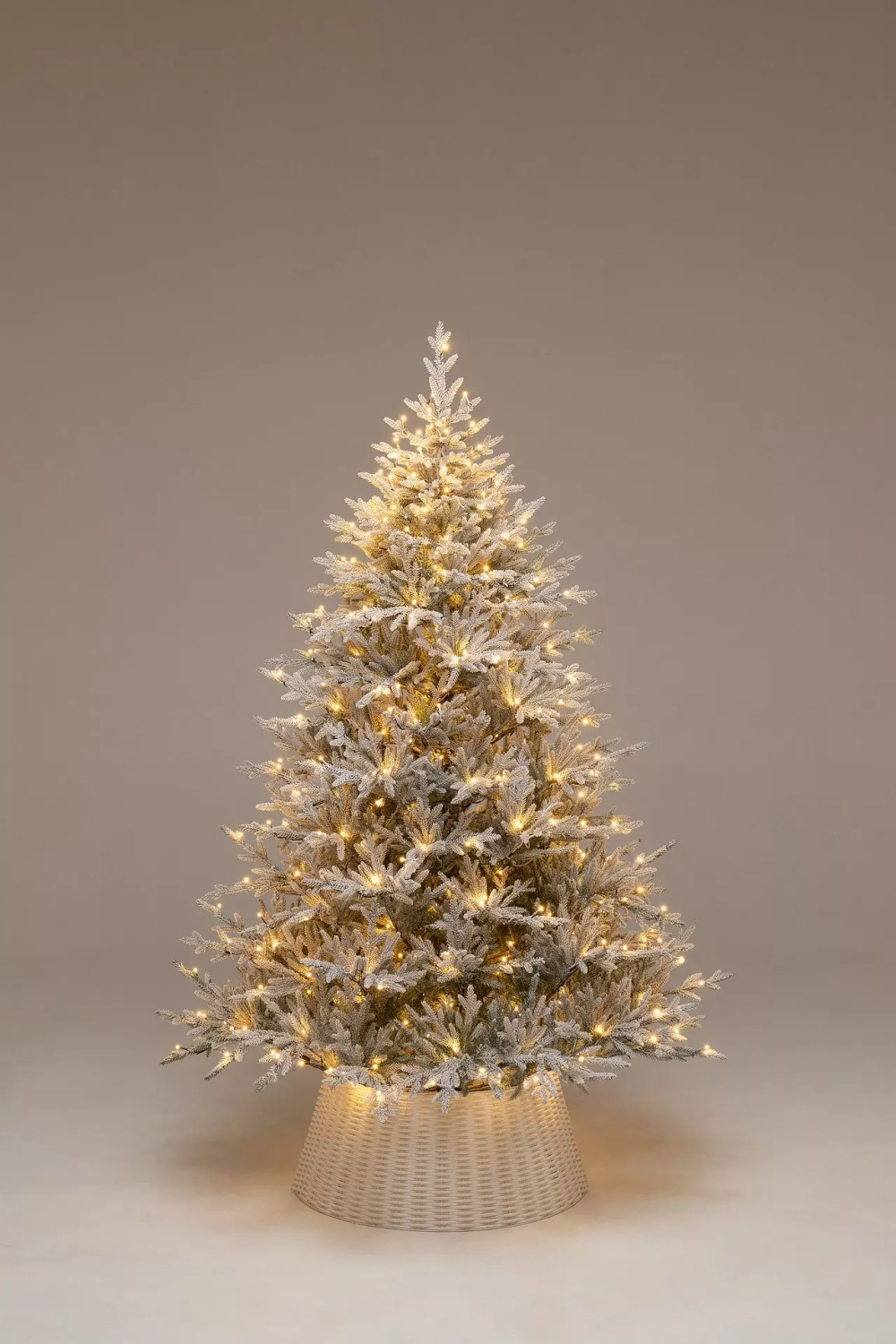 Искусственная елка Петроградская заснеженная 240 см., с теплыми белыми Led лампами, 100% литая хвоя, Елкиторг (237240)