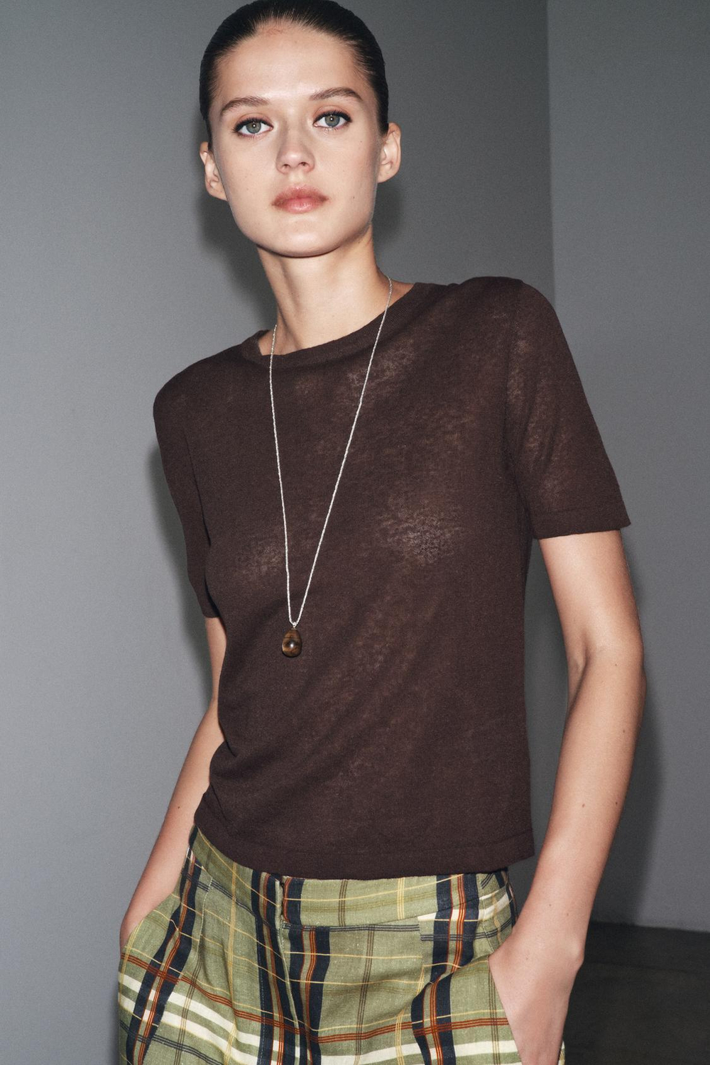 ZARA ТРИКОТАЖНЫЙ ТОП ИЗ ЛЬНА С КОРОТКИМИ РУКАВАМИ, ТЕМНО-КОРИЧНЕВЫЙ