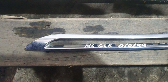 Молдинг решетки радиатора левый верхний Mercedes ML GLE (W166) 15-18 Б/У Оригинал A1668881585