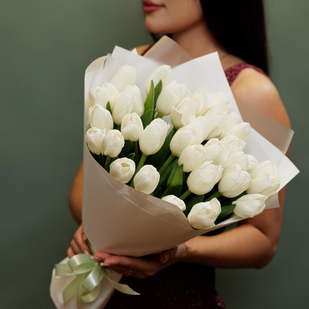 Букет из 35 белых тюльпанов в белом оформлении