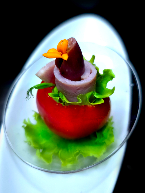 Помидор с рулетиком ветчины и розовой оливкой с оливковым соусом