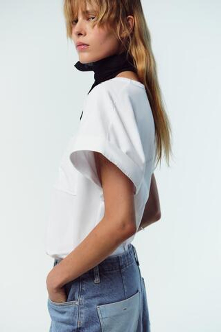 ZARA ФУТБОЛКА С КАРМАНОМ ИЗ ПОПЛИНА, БЕЛЫЙ