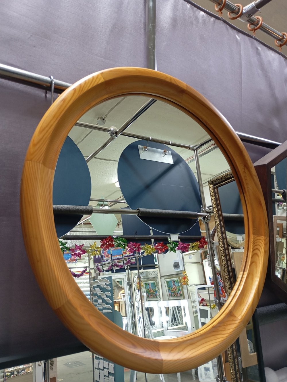 Зеркало круглое в деревянной раме