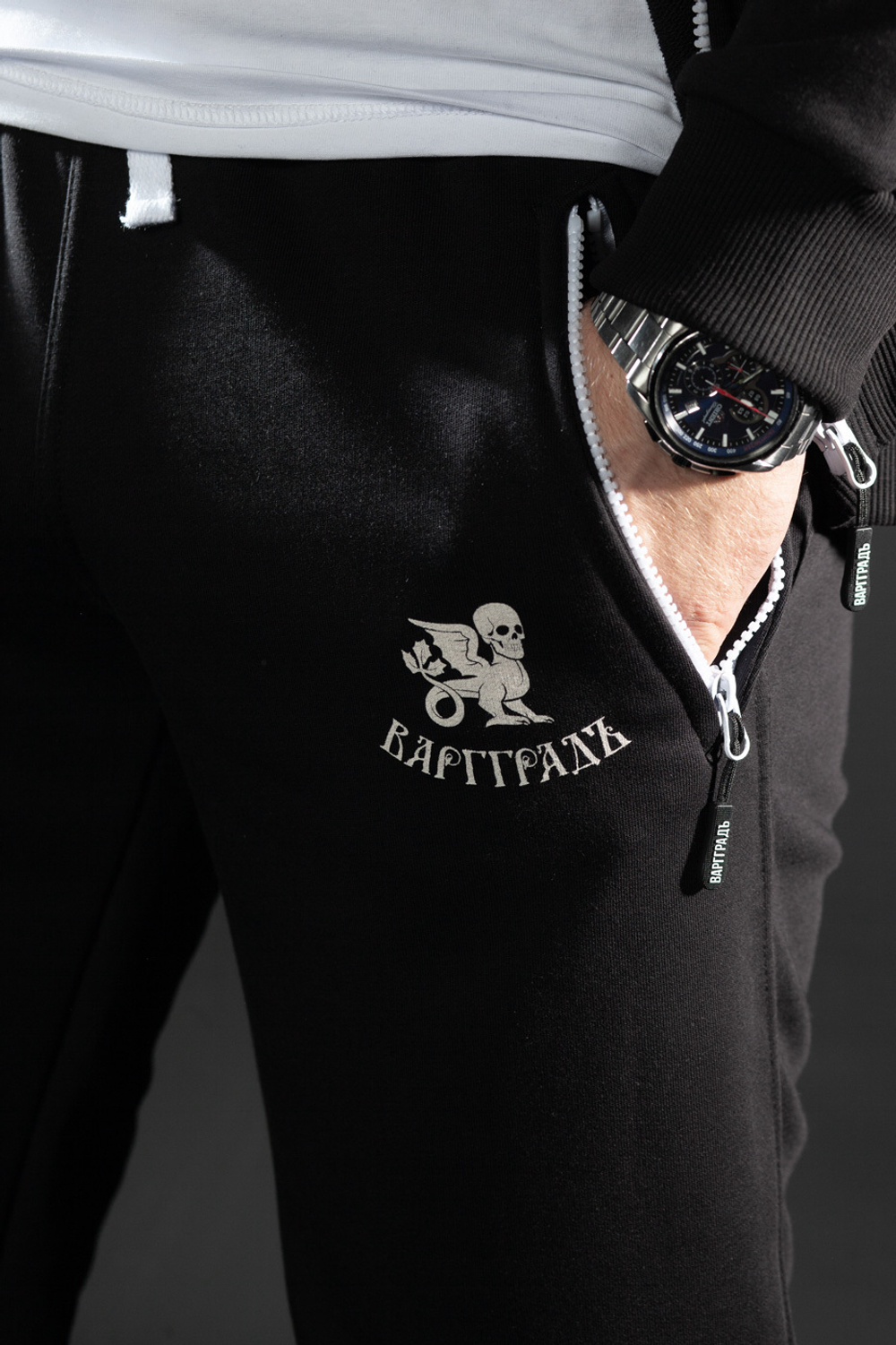 Спорт-брюки Варгградъ мужские чёрные "Сказки тёмной стороны" без начёса карманы на молнии