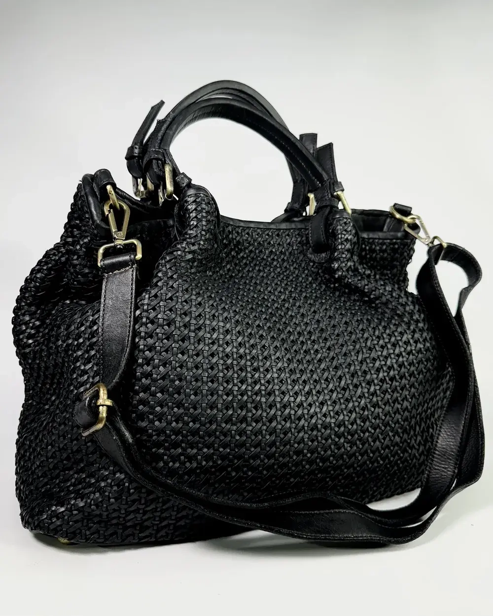 Женская плетеная сумка из натуральной винтажной кожи черного цвета