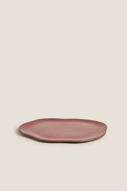 ZARA HOME АСИММЕТРИЧНАЯ КЕРАМИЧЕСКАЯ ПЛОСКАЯ ТАРЕЛКА, КРАСНЫЙ