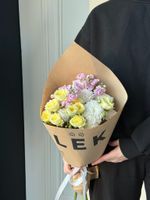 Кулек из хризантемы, кустовой розы и маттиолы