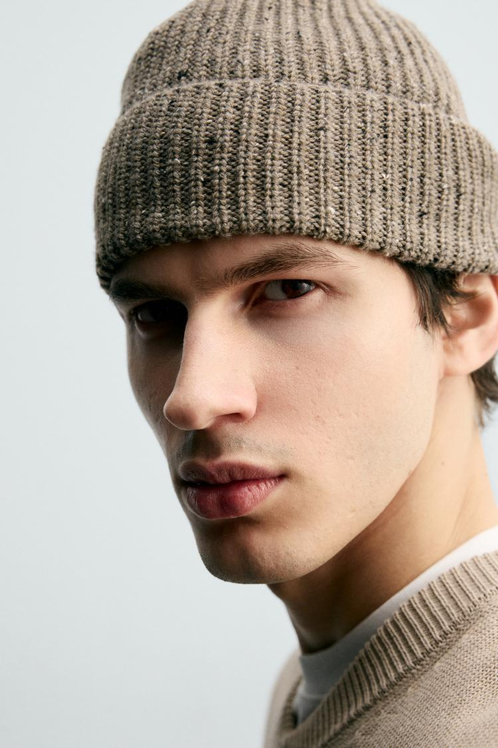 ZARA ШАПКА ИЗ РЕЛЬЕФНОЙ ПРЯЖИ, СЕРОВАТО-КОРИЧНЕВЫЙ