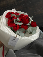 Букет из красных ранункулюсов и эвкалипта