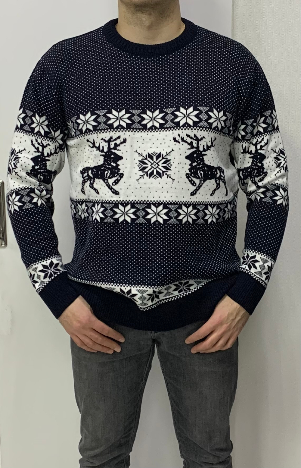Темно-синий теплый джемпер с изображением оленей