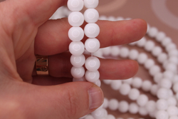 Бусины белые 8 мм стекло (нить 38 см)