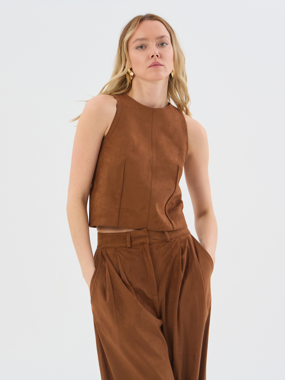 Жилет-безрукавка из замши