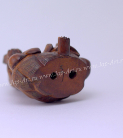 Нэцкэ Монах на камне с пирамидой