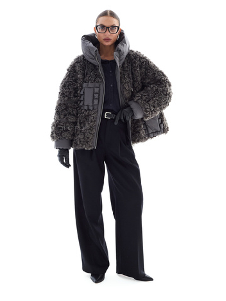 Графитовый пуховик с капюшоном и отделкой из эко-меха