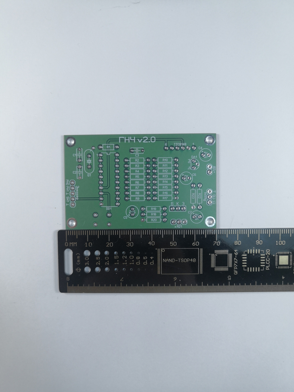 Печатная плата цифрового генератора низкой частоты с ЖКИ TIC8148