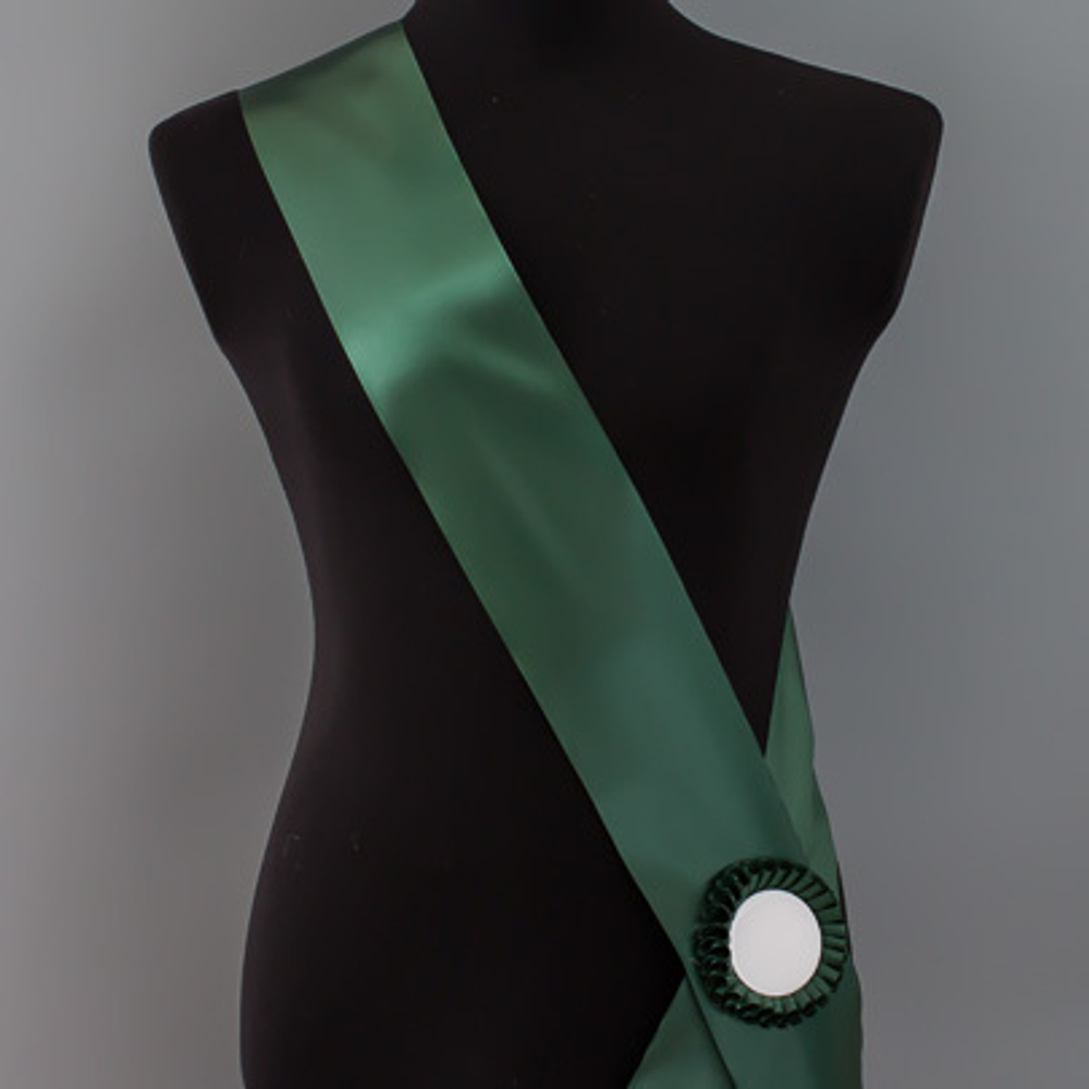 Лента наградная для конкурса красоты С НАНЕСЕНИЕМ. Цвет ленты ТЁМНО-ЗЕЛЕНЫЙ. Крепление розетка с лого.