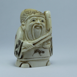 Нэцкэ Фукурокудзю с нунчаками