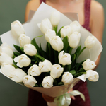 Букет из 25 белых тюльпанов в белом оформлении