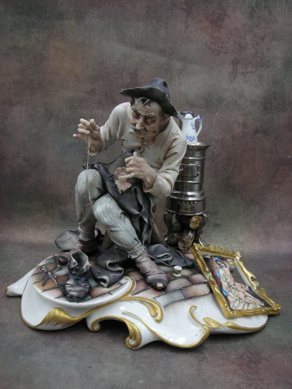 Статуэтка. Фарфор. Латаем штаны. Capodimonte. Италия