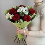 Букет из красных роз, кустовой хризантемы и альстромерии