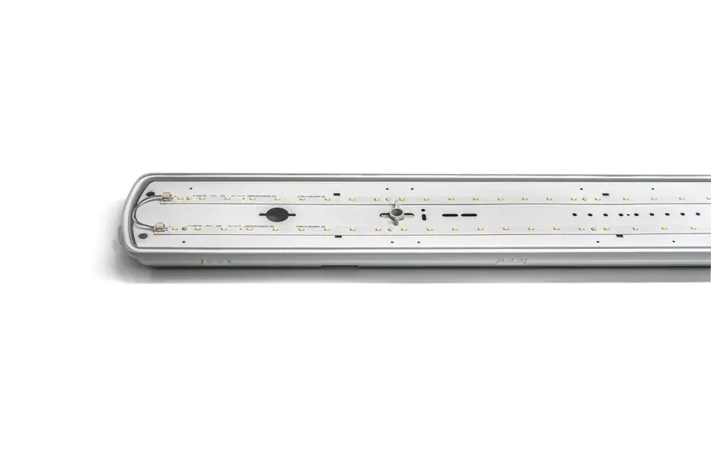 Светильник LED ДСП Айсберг 40W-5000Лм IP65 6000К опал с БАП 1ч 1262х128х80мм vs101-40-op-6k-li1h