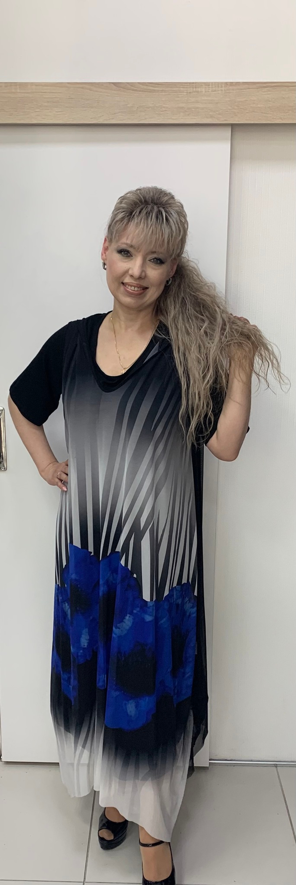 Летнее длинное платье-двойка с оригинальным принтом