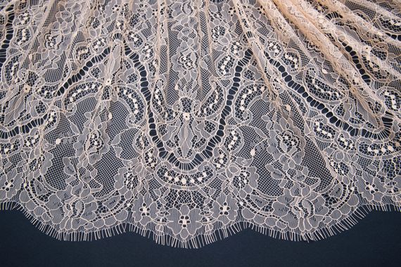 01-38 Кружево шантильи 26 см, телесный