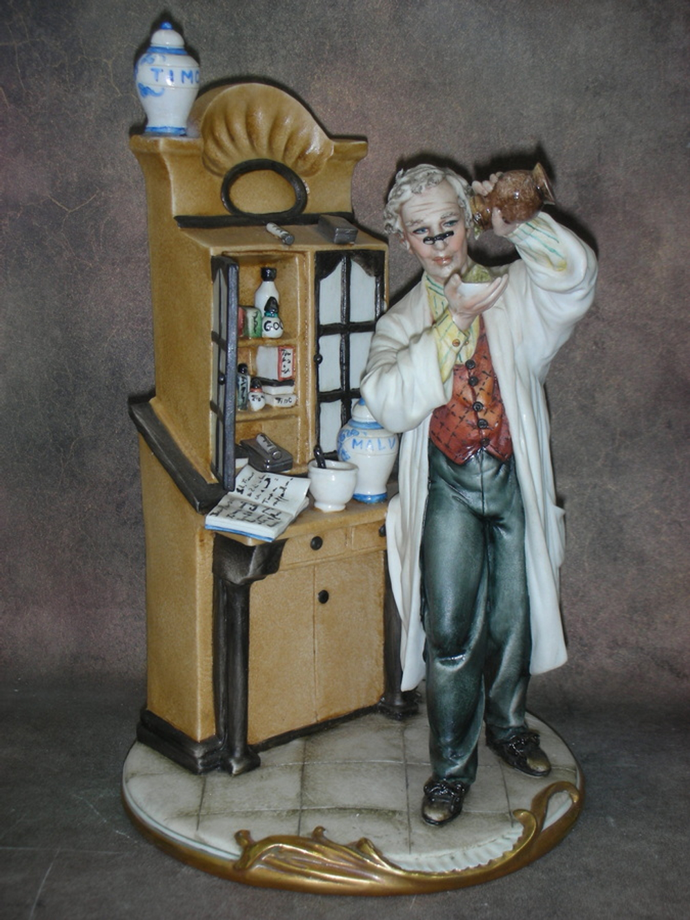 Статуэтка. Фарфор. Фармацевт. Capodimonte. Италия