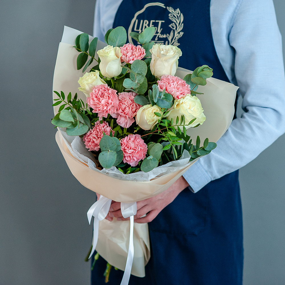 Букет белых роз с розовыми диантусами